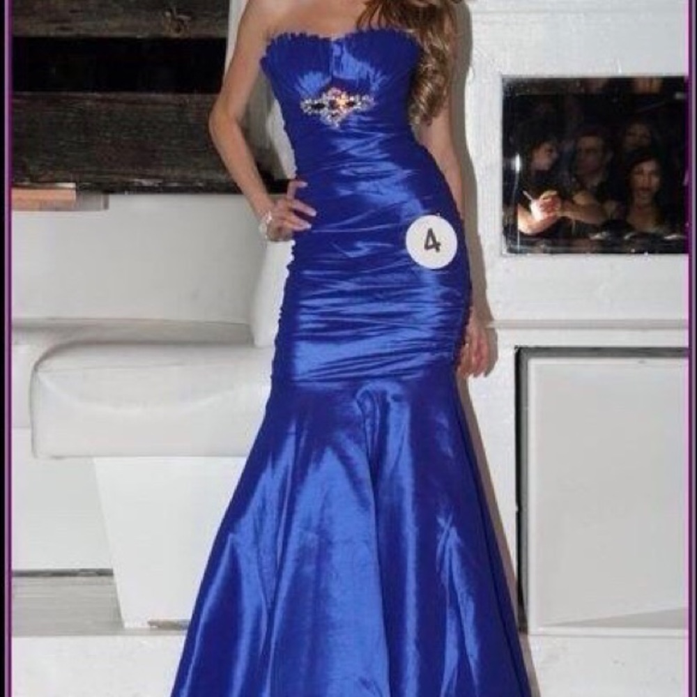 Women’s blue sweetheart neckline dress